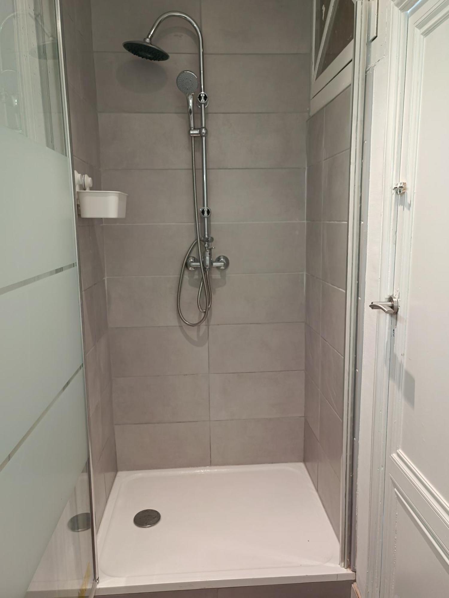 Bed In 6-Bed Mixed Dormitory Le Jardin Cafe 보르도 외부 사진