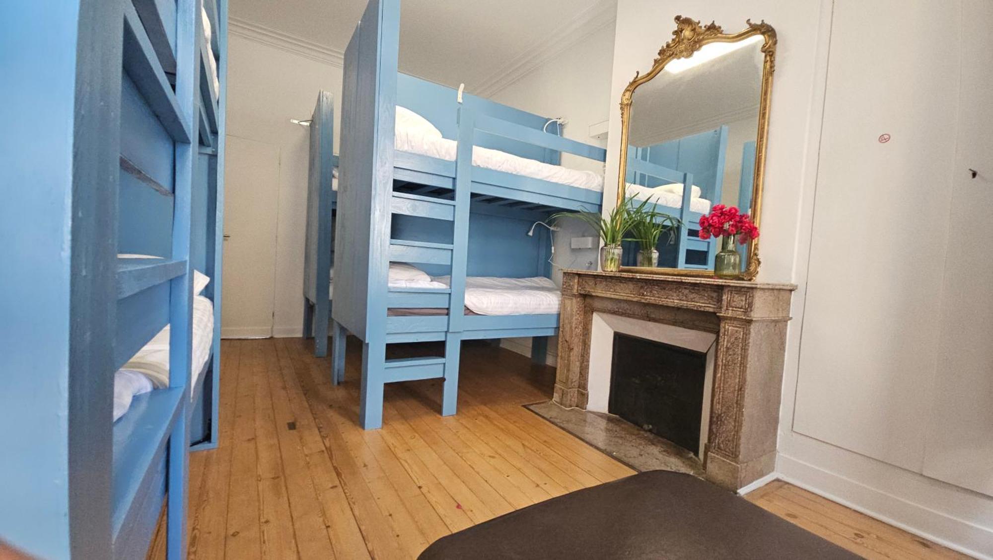 Bed In 6-Bed Mixed Dormitory Le Jardin Cafe 보르도 외부 사진