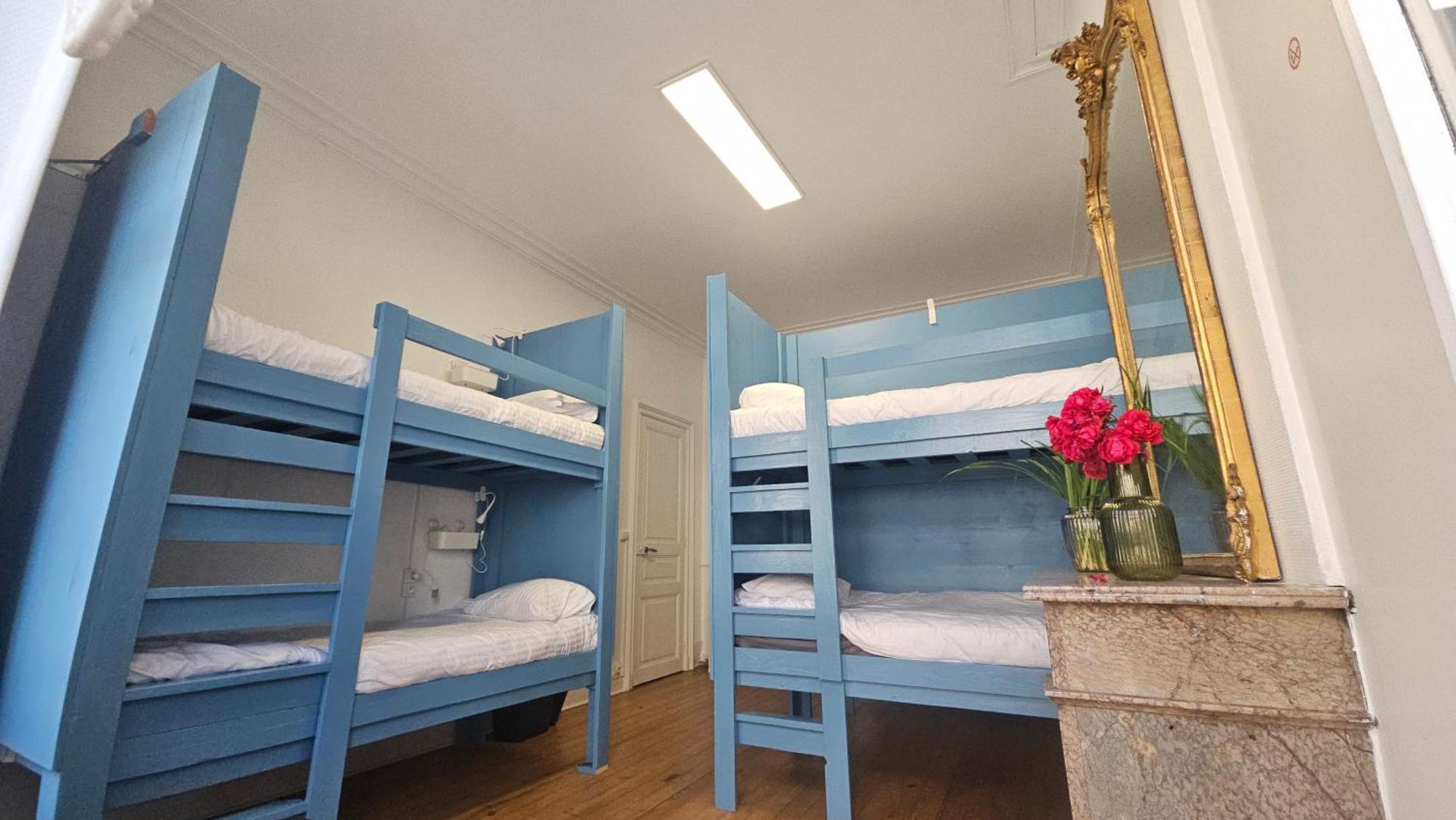 Bed In 6-Bed Mixed Dormitory Le Jardin Cafe 보르도 외부 사진